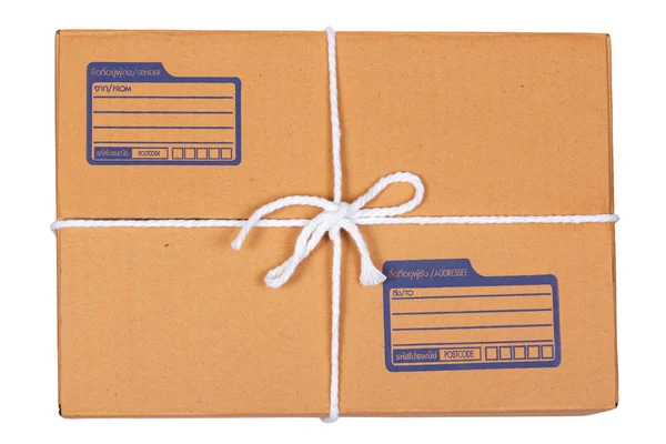 Καφέ χαρτόνι ταχυδρομικό κουτί που απομονώνονται σε λευκό φόντο — Φωτογραφία Αρχείου