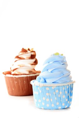 Beyaz arka plan üzerinde izole pastel renkli cupcake