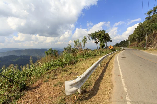 Pericolo rurale curva strada di montagna con uno splendido scenario in Thailandia — Foto Stock