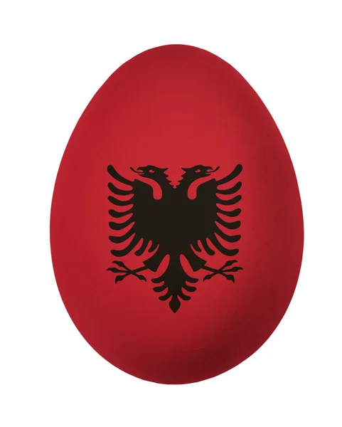 Beyaz arka plan üzerinde izole renkli Arnavutluk bayrağı Paskalya yortusu yumurta — Stok fotoğraf