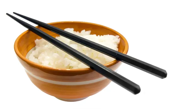 Vasul de orez japonez și bețișoarele izolate pe fundal alb — Fotografie, imagine de stoc