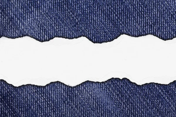 Рип-бумага на синем джинсовом фоне Индиго — стоковое фото