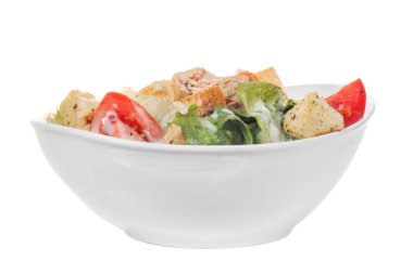 beyaz zemin üzerine ev yapımı ton balıklı salata