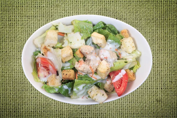 Salada caseira de atum pronta para comer — Fotografia de Stock