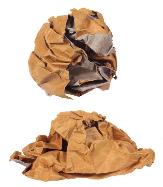 Pelota de papel marrón arrugada aislada sobre fondo blanco — Foto de Stock