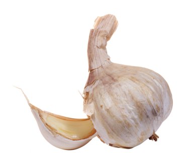 Beyaz arkaplanda sarımsak izole edilmiş.