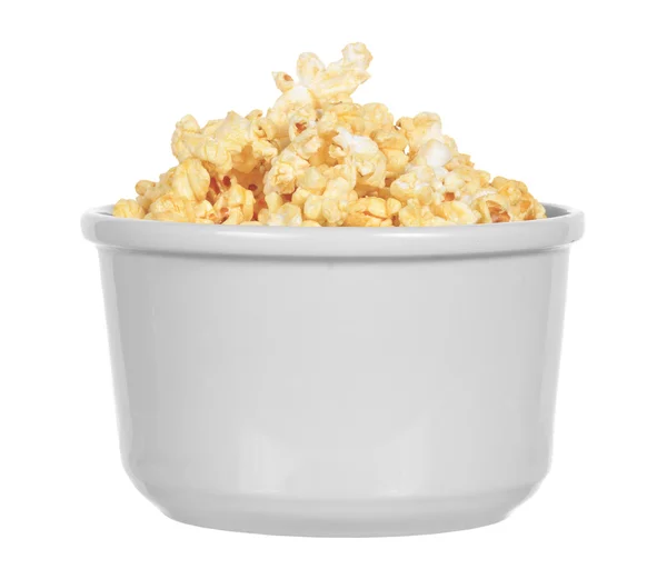 Schüssel mit buttrigem Popcorn isoliert auf weißem Hintergrund — Stockfoto