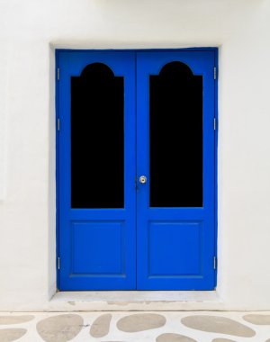 Santorini mavi kapı beyaz duvar