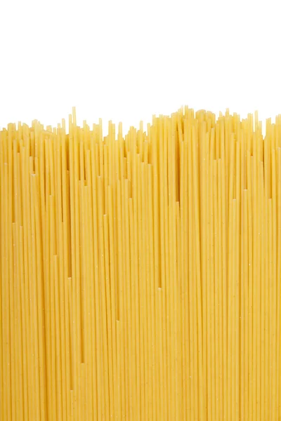 Pasta de espaguetis sin cocer aislada sobre fondo blanco — Foto de Stock