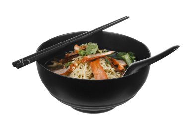 Beyaz arka plan üzerinde izole Çin kızarmış domuz eti şehriye kase