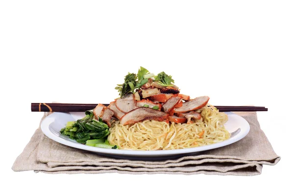 Plato de fideos de cerdo asado chino aislado sobre fondo blanco — Foto de Stock