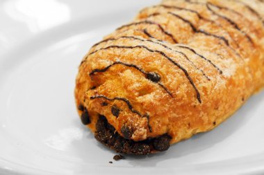 Çikolatalı ekmek beyaz tabakta izole