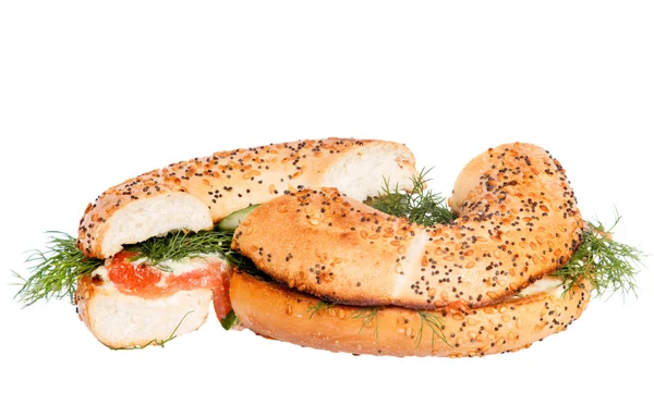 Zalm roomkaas bagel geïsoleerd op witte achtergrond — Stockfoto