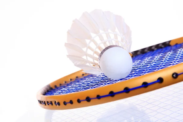 Badminton shuttlecock isolado no fundo branco — Fotografia de Stock