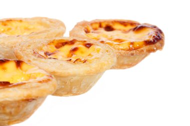 Beyaz arkaplanda yumurta tartı izole