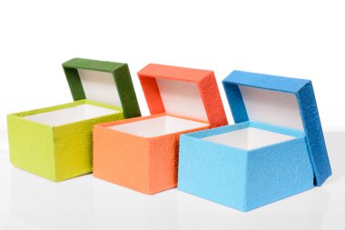 Beyaz arka plan üzerinde izole renkli kağıt kutusu