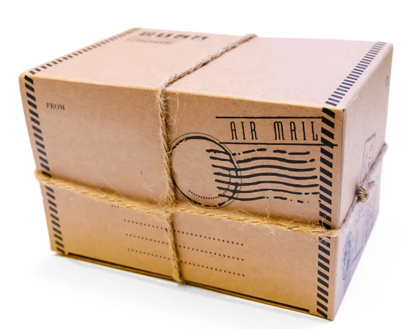 Caixa de pacote de correio isolado no fundo branco — Fotografia de Stock
