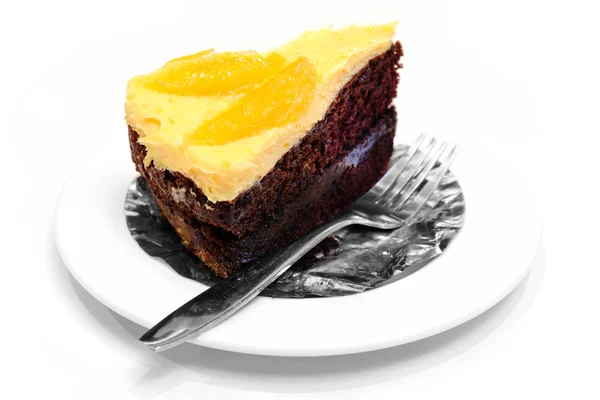 Bolo de chocolate laranja no fundo branco — Fotografia de Stock