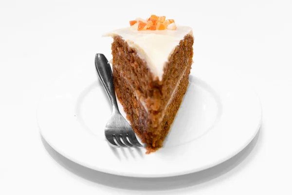 Морковный торт на белой тарелке — стоковое фото