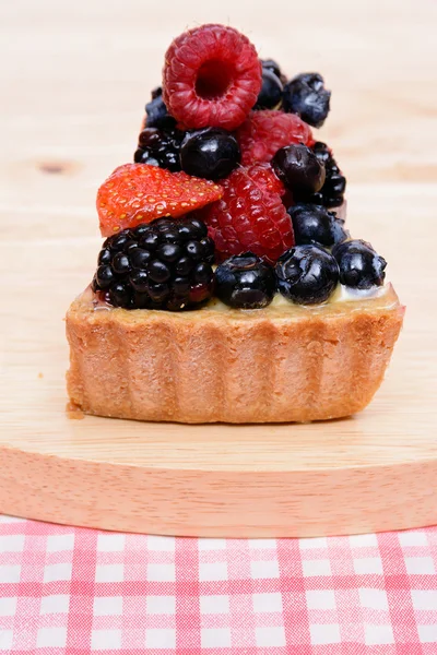 Blueberry moerbeiboom aardbeien en framboos taart taart — Stockfoto