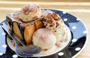 sıcak sos kızarmış ekmek üzerinde vanilyalı dondurma