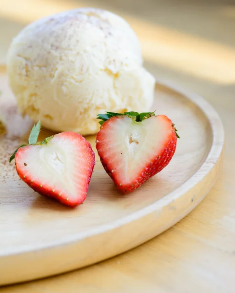 Morango fresco com sorvete de baunilha — Fotografia de Stock