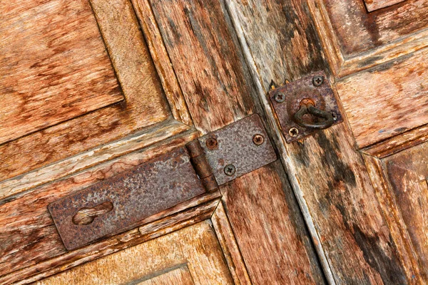 Puerta de madera cerrada con llavero de fondo — Foto de Stock