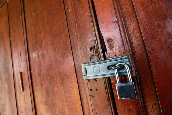 Puerta de madera cerrada con llavero de fondo — Foto de Stock