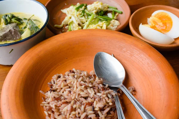 Arroz integral tailandés con curry y huevo cocido —  Fotos de Stock