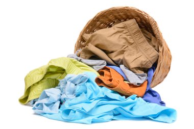 Beyaz arka plan üzerinde izole tam hasır çamaşır sepeti