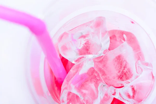 Copo de gelo com refrigerante de morango — Fotografia de Stock
