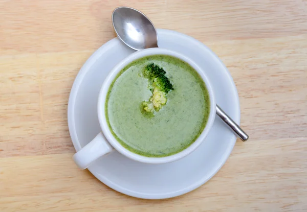 Casa feita sopa de brócolis olhar saboroso — Fotografia de Stock