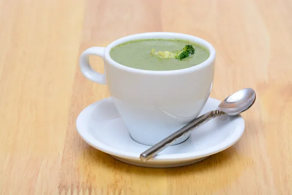 Casa feita sopa de brócolis olhar saboroso — Fotografia de Stock
