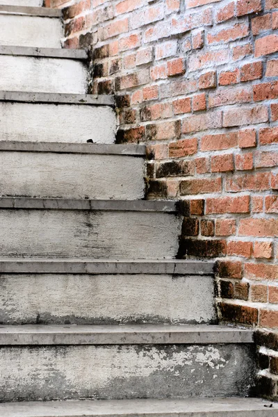 Escada vintage e parede de tijolo laranja — Fotografia de Stock