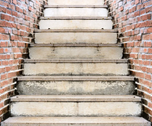 Escalera vintage y pared de ladrillo naranja — Foto de Stock