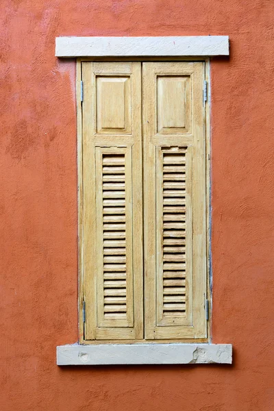 Ventana de madera amarilla en pared grunge naranja — Foto de Stock