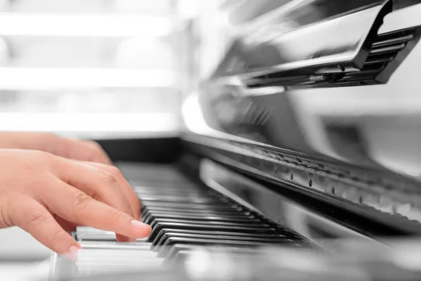 Gry klasyczne pianino — Zdjęcie stockowe