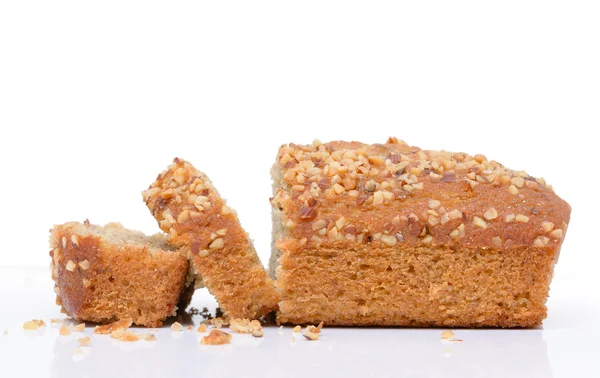 Torta di banane pane isolato su sfondo bianco — Foto Stock