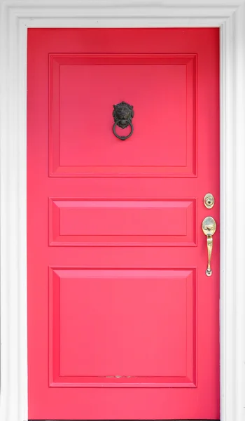 Винтажная красная деревянная дверь — стоковое фото