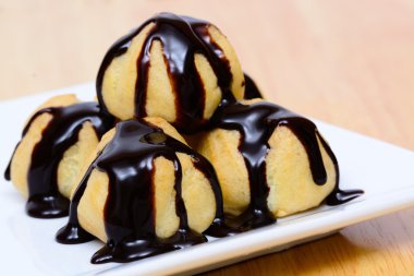 Beyaz arka planda izole edilmiş sıcak çikolatalı ekler.