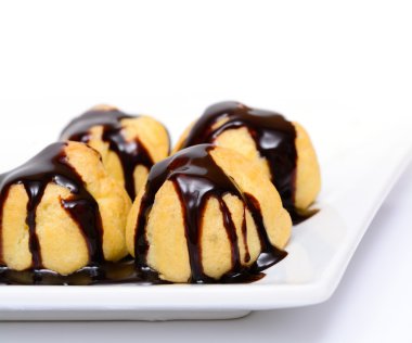 Beyaz arka planda izole edilmiş sıcak çikolatalı ekler.