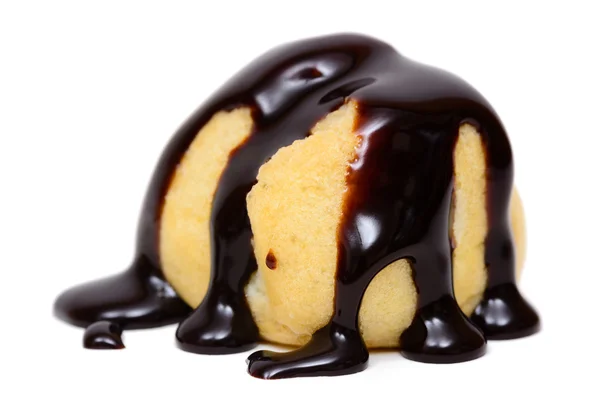 Eclair con chocolate caliente fudge aislado sobre fondo blanco — Foto de Stock