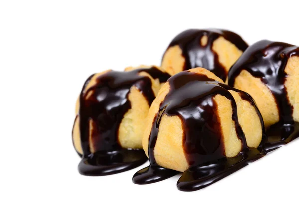 Eclair con chocolate caliente fudge aislado sobre fondo blanco — Foto de Stock