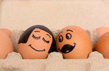 Gelin ve damat yumurtalar kahverengi kağıt kutusu