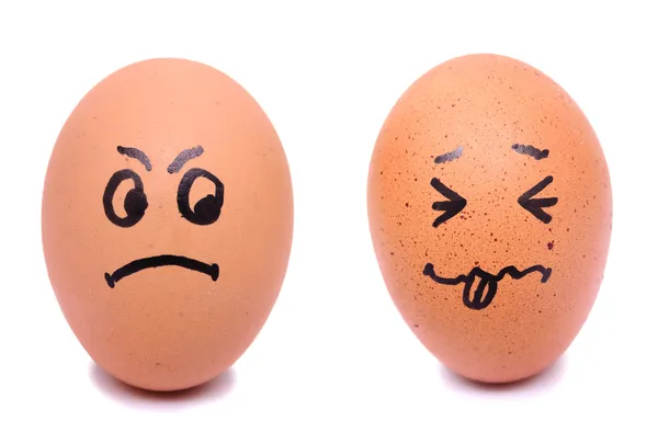 Huevos de cara enojados y asustados sobre fondo blanco —  Fotos de Stock