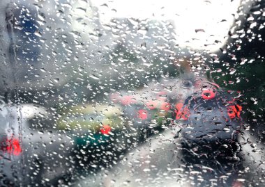 Bir trafik sıkışıklığı araba ön camın üzerinde yağmur damlası