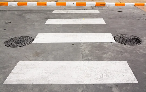 Attraversamento pedonale zebra su strada asfaltata — Foto Stock