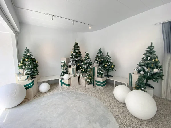 Hermoso Árbol Navidad Con Decoración Cajas Regalo Sala Estar Blanca — Foto de Stock