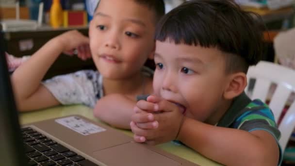 2人のアジアの男の子は自宅からオンラインで勉強に集中していない — ストック動画