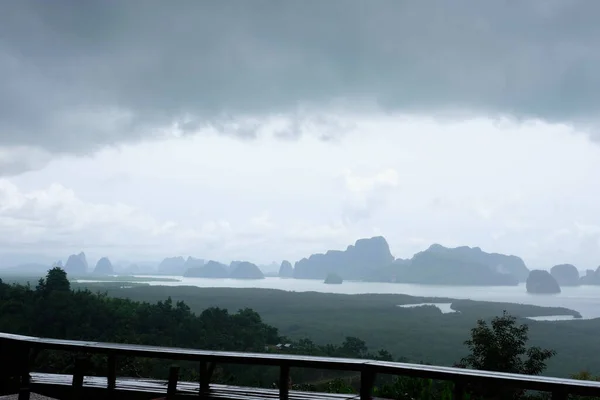 Samet nangshe 'nin Phang nga Thailand' daki dramatik gökyüzü bakış açısı